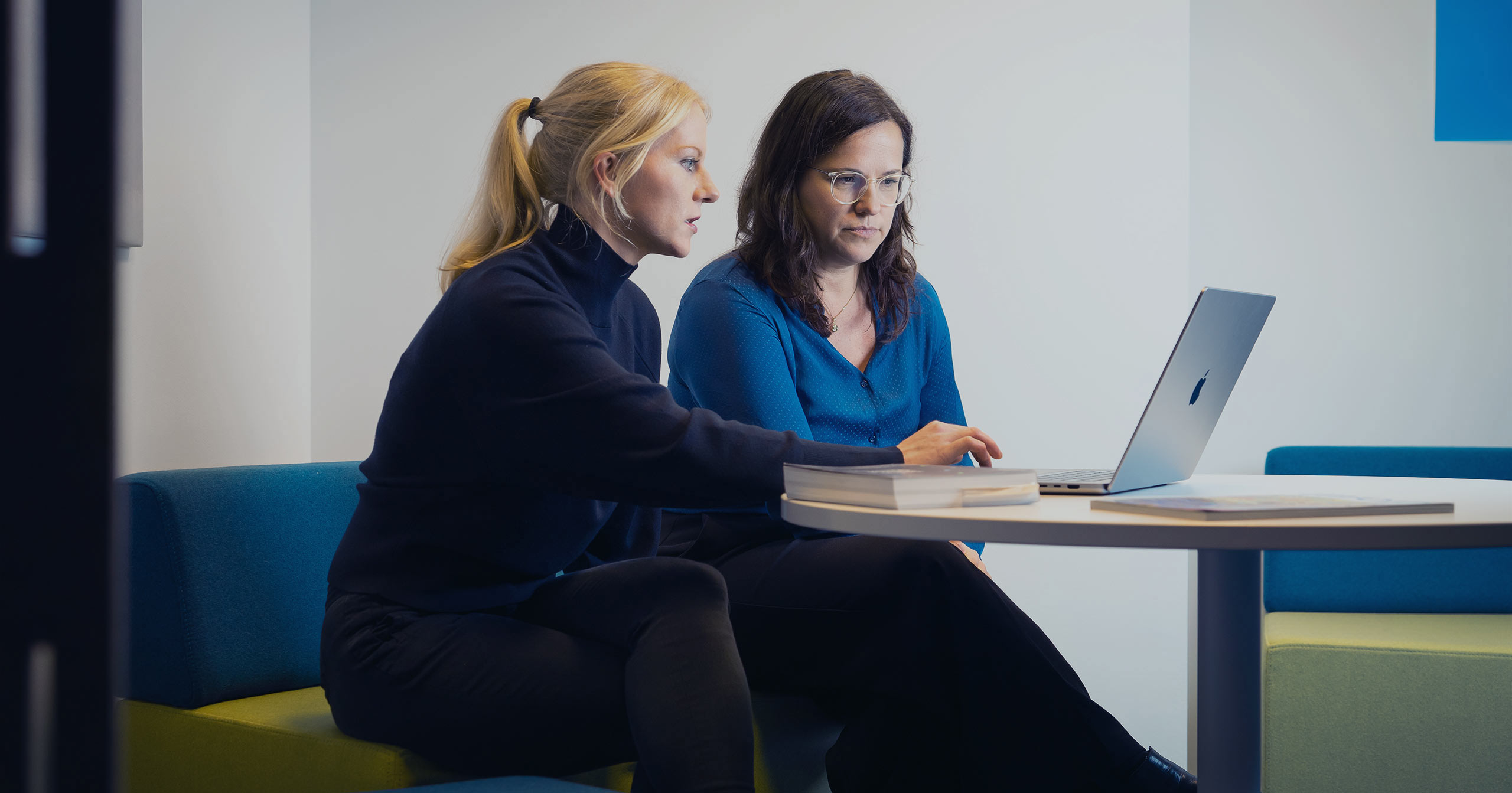 Mitarbeitende von D-Labs
    bei der Arbeit vor Laptops, in Workshops, bei Events und im Austausch