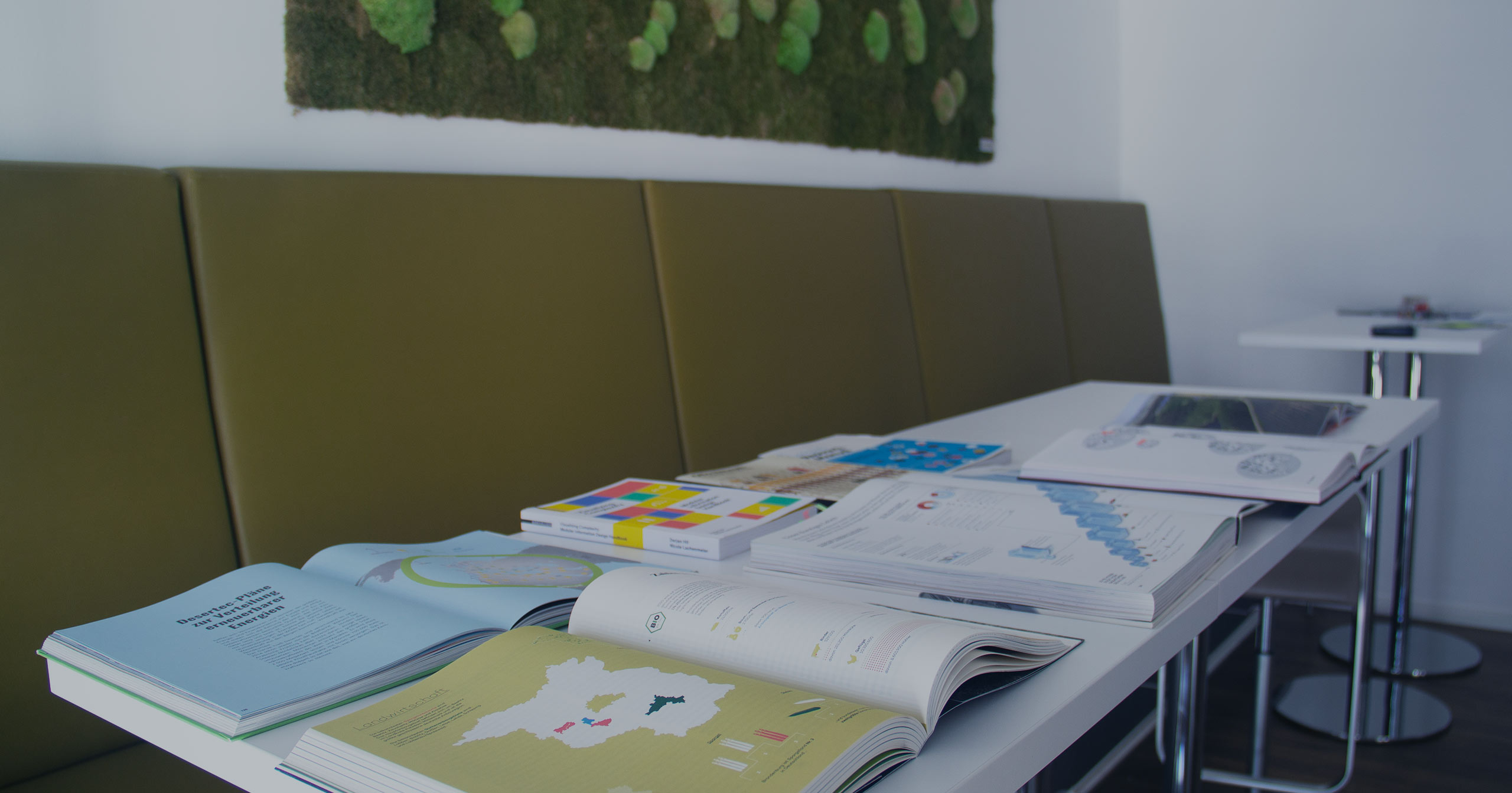 Mitarbeitende von
    D-Labs bei der Arbeit vor Laptops, in Workshops, bei Events und im Austausch