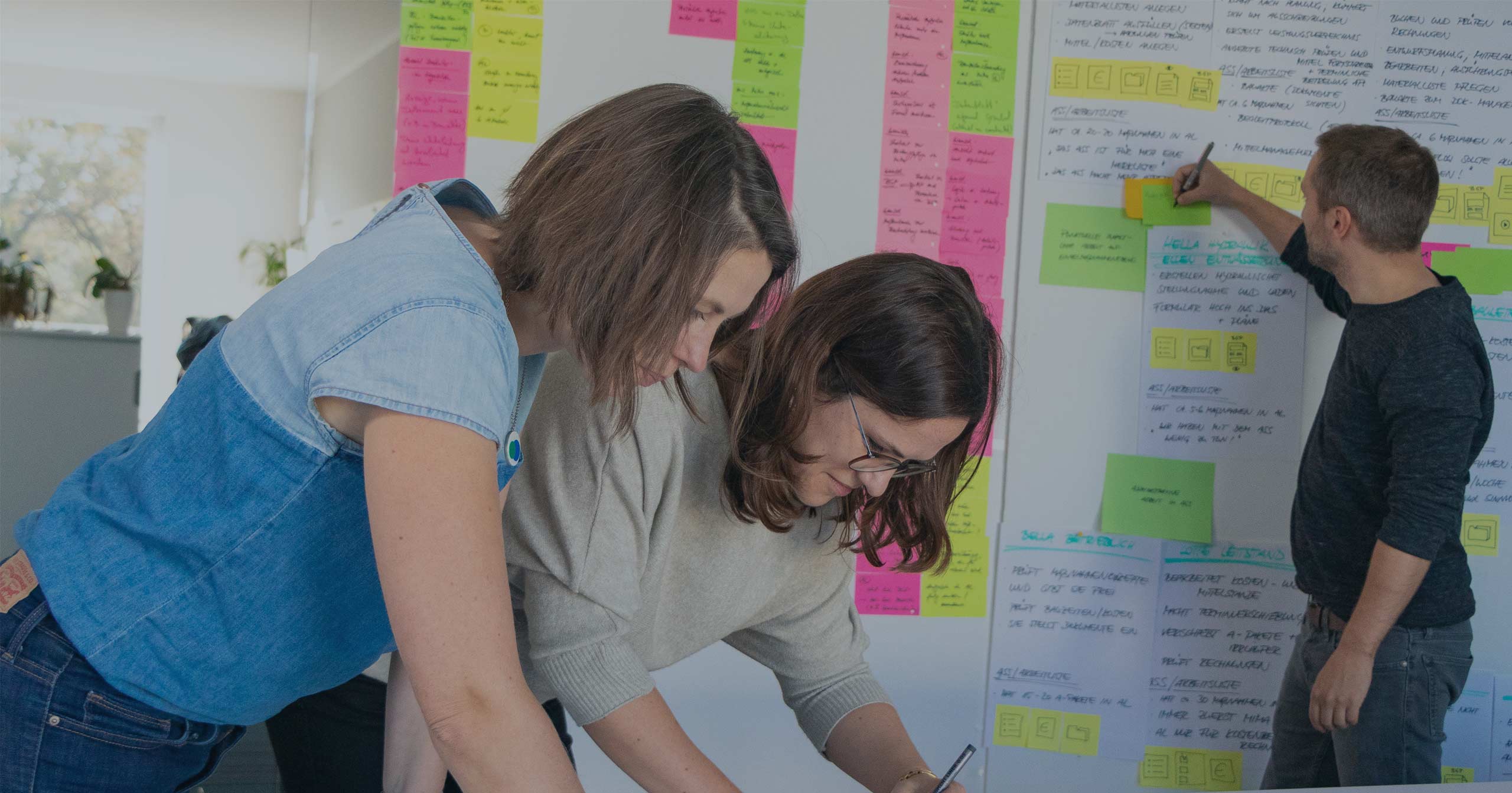 Mitarbeitende von D-Labs
    bei der Arbeit vor Laptops, in Workshops, bei Events und im Austausch