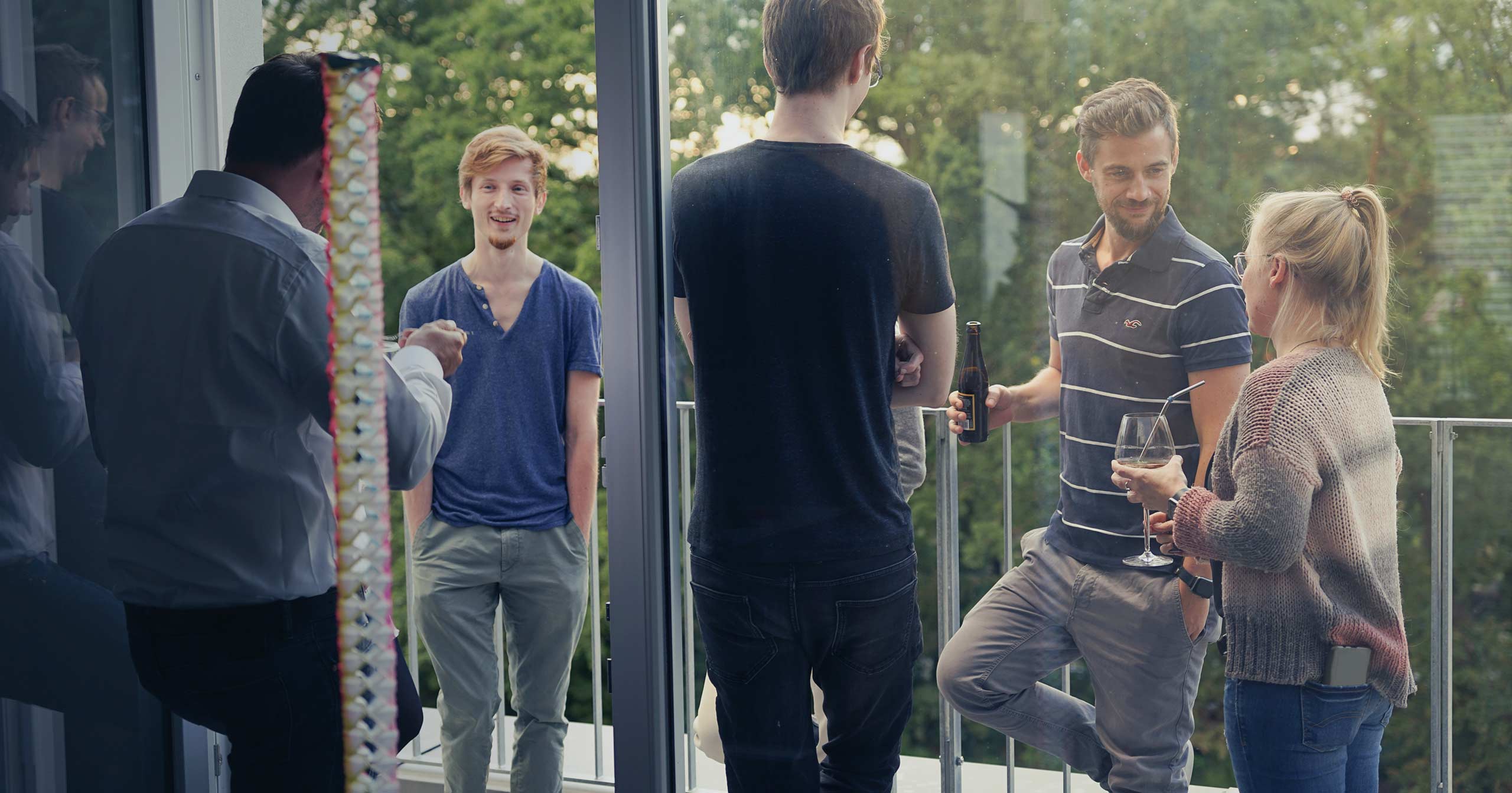 Mitarbeitende von D-Labs
    bei der Arbeit vor Laptops, in Workshops, bei Events und im Austausch