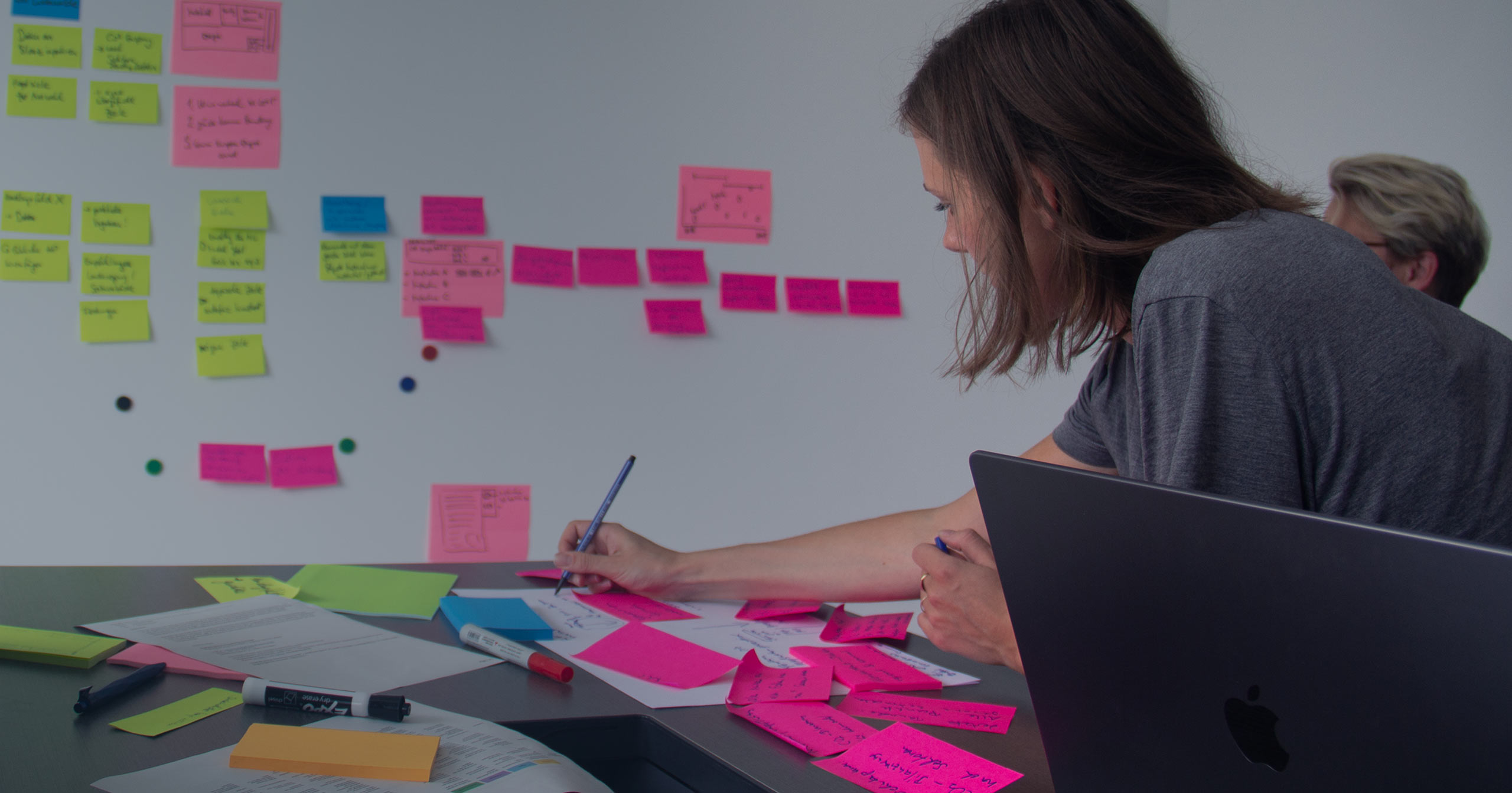 Mitarbeitende von D-Labs
    bei der Arbeit vor Laptops, in Workshops, bei Events und im Austausch