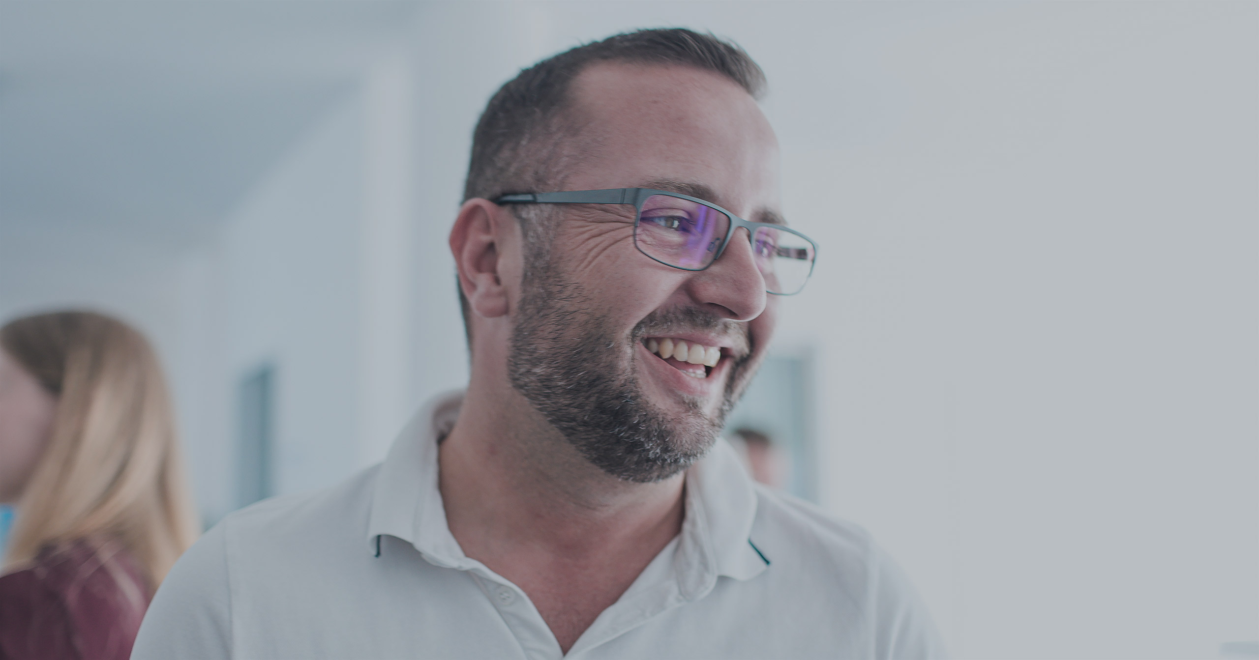 Mitarbeitende von D-Labs
    bei der Arbeit vor Laptops, in Workshops, bei Events und im Austausch